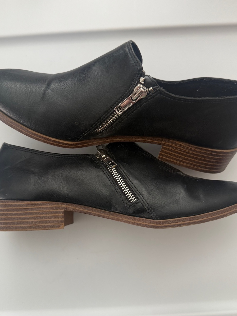 American Eagle Women's Black Leather Side-Zip Low Profile Ankle Shoes 8.5